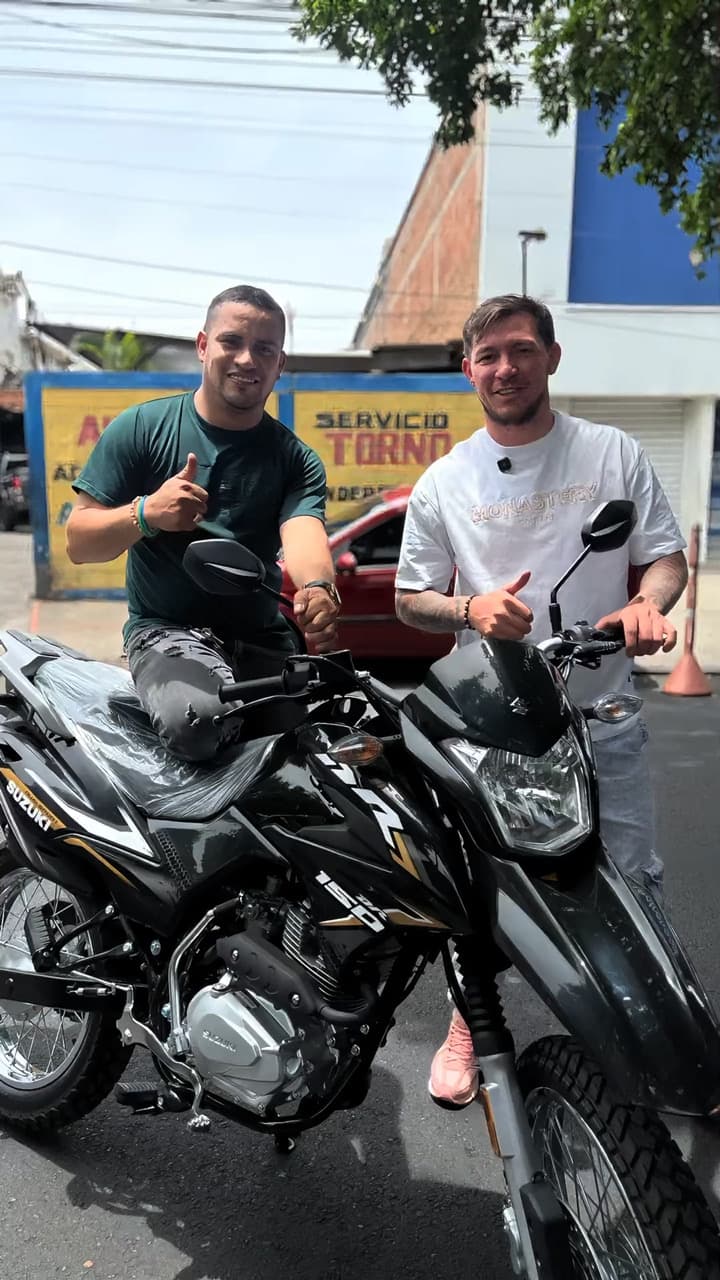 Beneficiado con moto Club Gómez