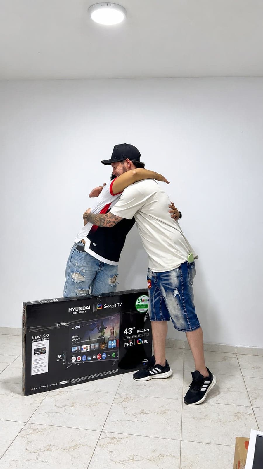 Beneficiados celebrando con su televisor