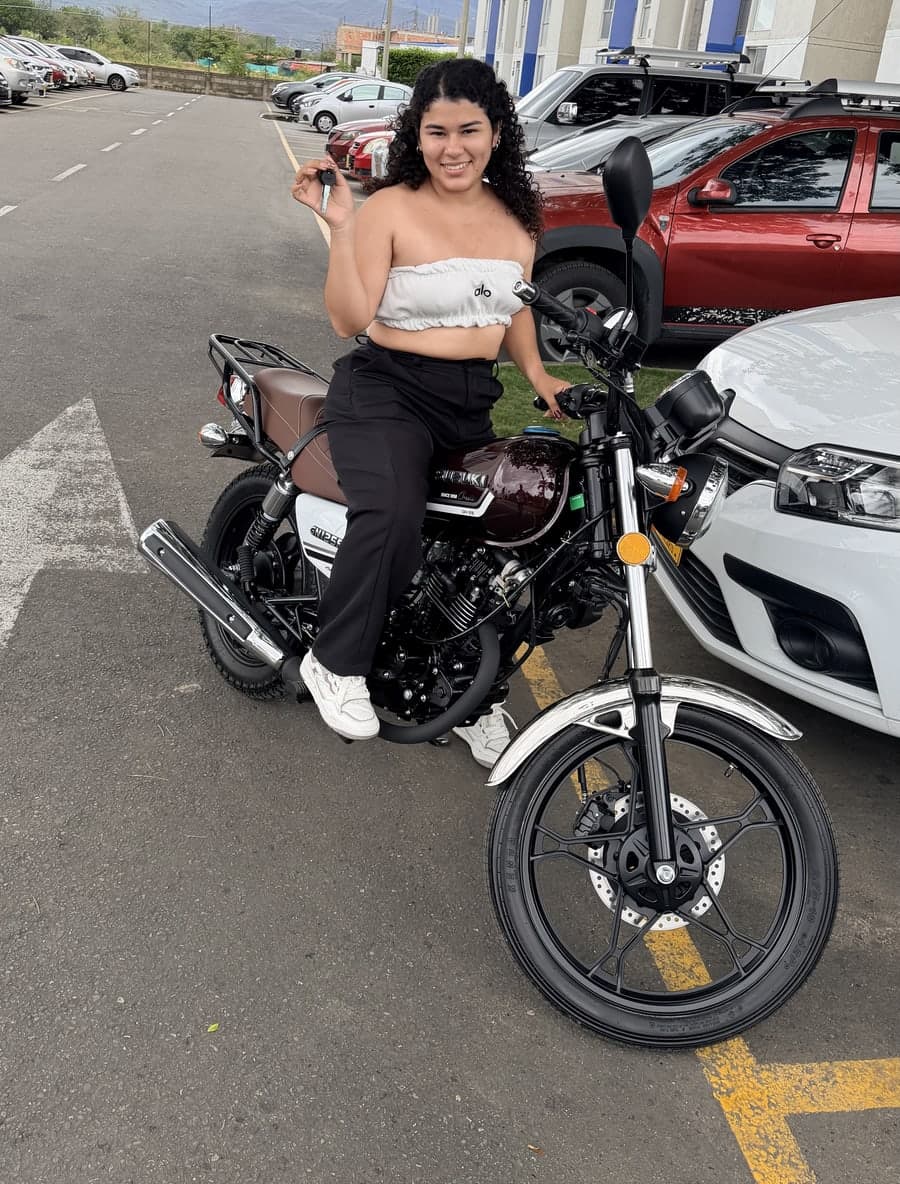 Beneficiada con moto Suzuki